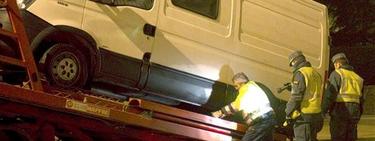 Agentes inspeccionan la furgoneta con explosivos | EFE