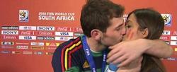 Iker Casillas besa a su novia en directo, la periodista Sara Carbonero.