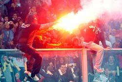 La actitud de los ultras serbios oblig a detener el encuentro. | EFE