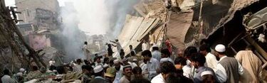 Un coche-bomba en Peshawar deja 80 muertos y 200 heridos en Pakistn