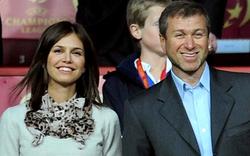 Roman Abramovich y su novia, durante la final de la Liga de Campeones de 2008 en Mosc. | Archivo