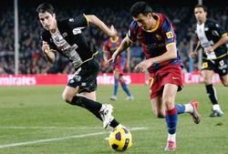 Pedro (d) conduce el baln ante David Cerra en el Camp Nou. | EFE