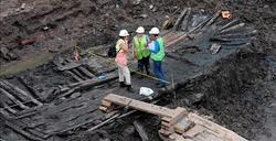 Operarios acotan la zona donde se han descubierto los restos de un velero de 30 pies durante las obras de construccin de la "zona cero" . | EFE