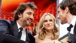 Bardem y Germano recogen el premio de manos de la actriz Diane Kruger | EFE