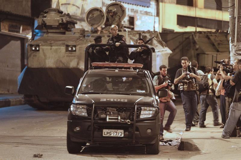 Que tan grande es el problema del narco en Brasil??  FOTOS ffaa vs narcos en favelas Brasil-policia