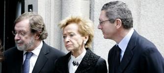 Gallardn, con Juan Luis Cebrin y De la Vega, en el entierro de Jess de Polanco | EFE