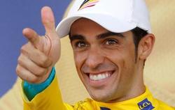 Contador celebra el conservar el maillot amarillo a falta nicamente de la etapa del domingo.
