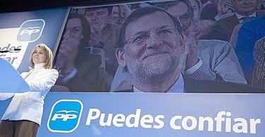 M Dolores de Cospedal en el escenario y Rajoy en pantalla | PP
