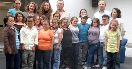 El doctor Jaime Guevara Aguirre rodeado de un grupo de ecuatorianos de baja estatura, que no sufren cncer ni diabetes. | EFE