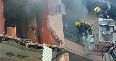 Bomberos tratan de acceder a la vivienda que ha sufrido una explosin de gas este sbado en Logroo. | EFE