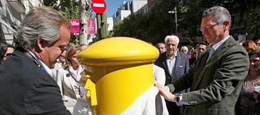 El alcalde desenvuelve un buzn nuevo en Serrano | EFE