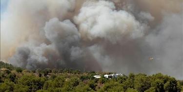Vista de la humareda provocada por el incendio originado en las inmediaciones de Cala Benirrs. | Archivo