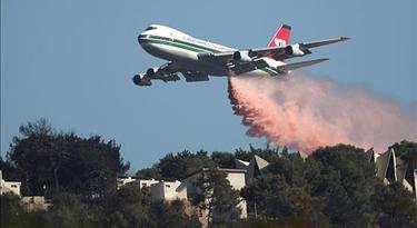 El superpetrolero estadounidense 'Evergreen' participa en las labores de extincin del mayor incendio de la historia en Israel | EFE
