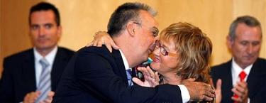 Agustn Navarro besa a la madre de Leire Pajn | Archivo / EFE