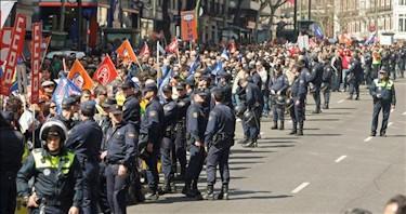 Cientos de policas municipales se manifiestan contra Gallardn