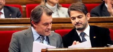 Artur Mas con Oriol Pujol en el Parlamento cataln. | EFE.  