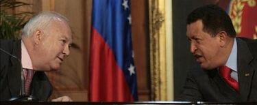 Miguel ngel Moratinos y Hugo Chvez en Venezuela, durante uno de sus viajes oficiales | Archivo