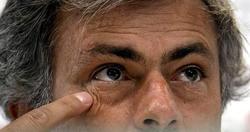 Jos Mourinho gesticula durante la rueda de prensa. | EFE
