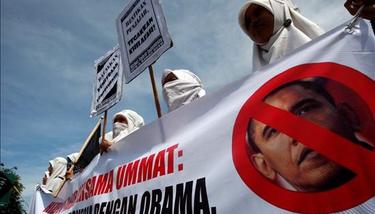 Estudiantes musulmanes sostienen una pancarta con la fotografa del presidente estadounidense Barack Obama durante una protesta en Banda Aceh | EFE