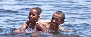 Obama y su hija Sasha, en el agua | EFE