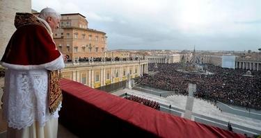  En su tradicional Mensaje de Navidad pronunciado desde el balcn de la logia de la Baslica de San Pedro, Benedicto XVI ha pedido por la paz, con un 