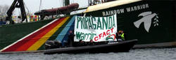 Asaltan los barcos de Greenpeace para denunciar su "propaganda" y sus "mentiras"