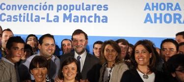 Rajoy y Cospedal, rodeados de dirigentes de NNGG | PP