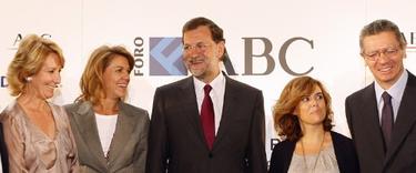 Rajoy, rodeado de altos cargos del PP | Archivo