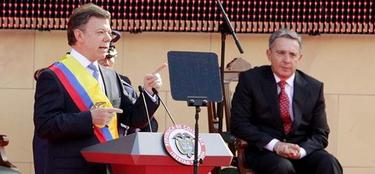 El nuevo presidente de Colombia, Juan Manuel Santos, pronuncia su discurso junto al mandatario saliente, lvaro Uribe. | EFE