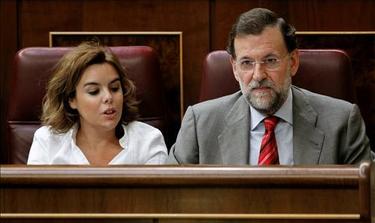 Rajoy y Senz de Santamara, durante el debate sobre el decreto de reforma laboral. | EFE