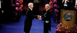 Vargas Llosa recoge el Nobel. | EFE