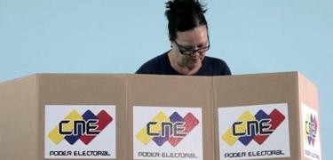 Los venezolanos acuden poco a poco a votar. | EFE