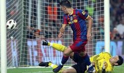 David Villa supera a Amelia para lograr su primer gol como azulgrana. | EFE