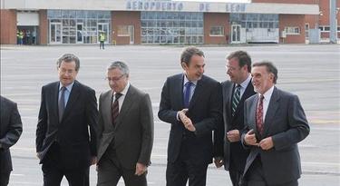 Zapatero y Jos Blanco tras aterrizar en el aeropuerto de Len | EFE