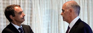 Zapatero conversa con el primer ministro griego Giorgos Papandreu, este lunes en Oslo en la reunin del FMI. | EFE 