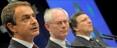 Zapatero, con Van Rompuy y Barroso. | EFE.