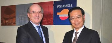 El presidente de Repsol, Antonio Brufau, y el de Sinopec, Su Shulin, en Madrid.