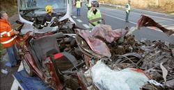 Tres muertos al chocar un coche contra un autobs escolar en Pontevedra