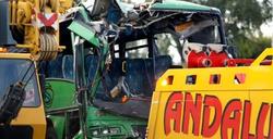 Un muerto y 19 heridos en un accidente entre un autobs, un camin y cuatro turismos
