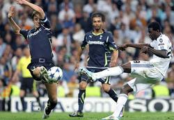 Adebayor dispara a puerta ante el Tottenham. | EFE