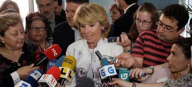 Esperanza Aguirre atiende a los medios | Archivo