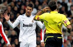 El rbitro Mateu Lahoz se dirige a Cristiano Ronaldo durante el derbi Real Madrid-Atltico. | EFE