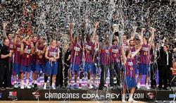 Los jugadores del Barcelona celebran el ttulo en el Pabelln. | EFE