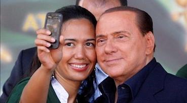 Berlusconi, de fotos con las jvenes | Efe
