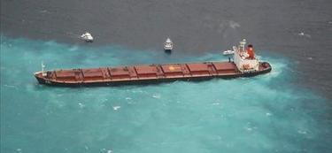 El vertido de crudo de un carguero chino amenaza el Gran Arrecife australiano