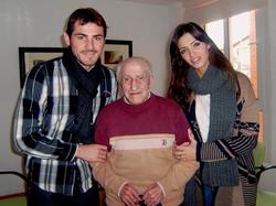 Iker Casillas, junto a su abuelo y Sara Carbonero en la residencia Decanos de vila. | EFE
