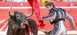 El torero Sebastin Castella, da su primero de la tarde, al que cort dos orejas. | EFE