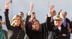 Las ministras Cristina Garmenda y Carmen Chacn  y el Almirante Jefe del Estado Mayor de la Armada, Manuel despiden a un buque el mircoles en Cdiz.