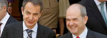Chaves, sonriente junto a Zapatero. | Archivo. 