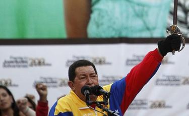 Hugo Chvez, con una de las espadas de acero toledano | EFE